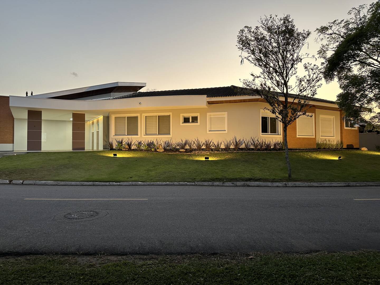 CASA 4 QUARTOS NO CONDOMÍNIO VALE DO SOL EM TREMEMBÉ SP