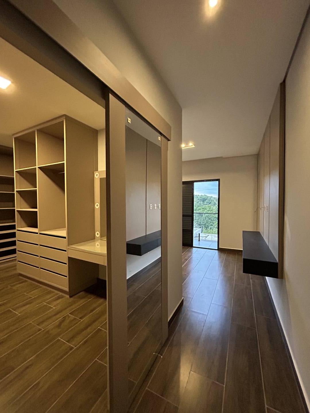 CASA COM 4 SUÍTES NO CONDOMÍNIO RESERVA ALTOS DO CATAGUÁ EM TAUBATÉ
