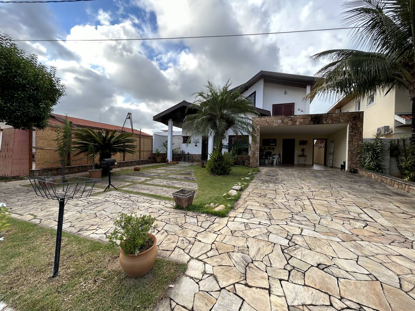 CASA COM 04 SUÍTES NO CONDOMÍNIO TAUBATÉ VILLAGE EM TAUBATE