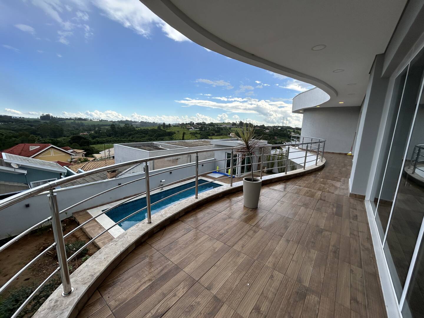 CASA COM 4 SUÍTES E PISCINA NO CONDOMÍNIO SANTA HELENA EM CAÇAPAVA SP