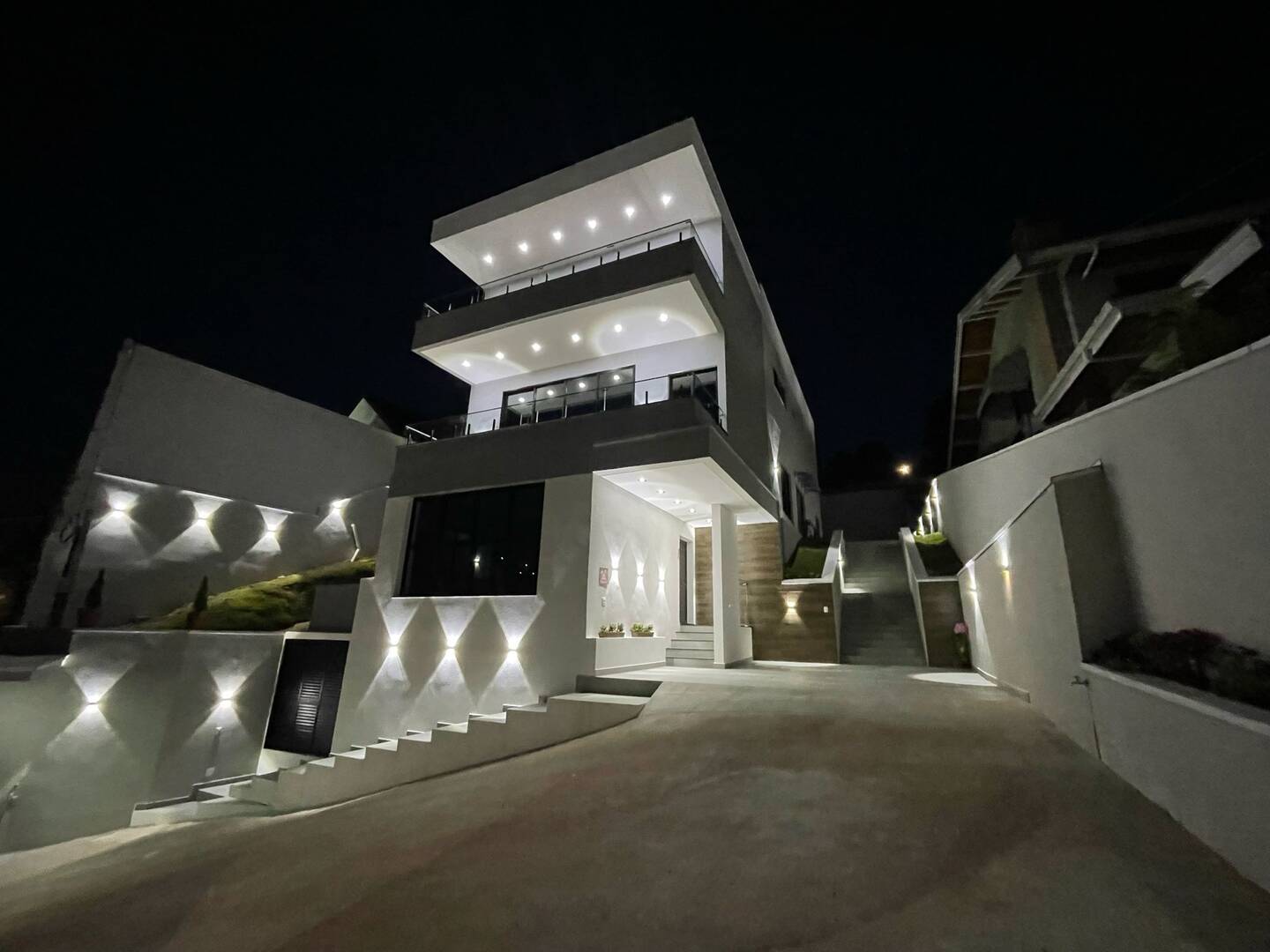 CASA MODERNA COM 5 SUÍTES EM CAMPOS DO JORDÃO/SP