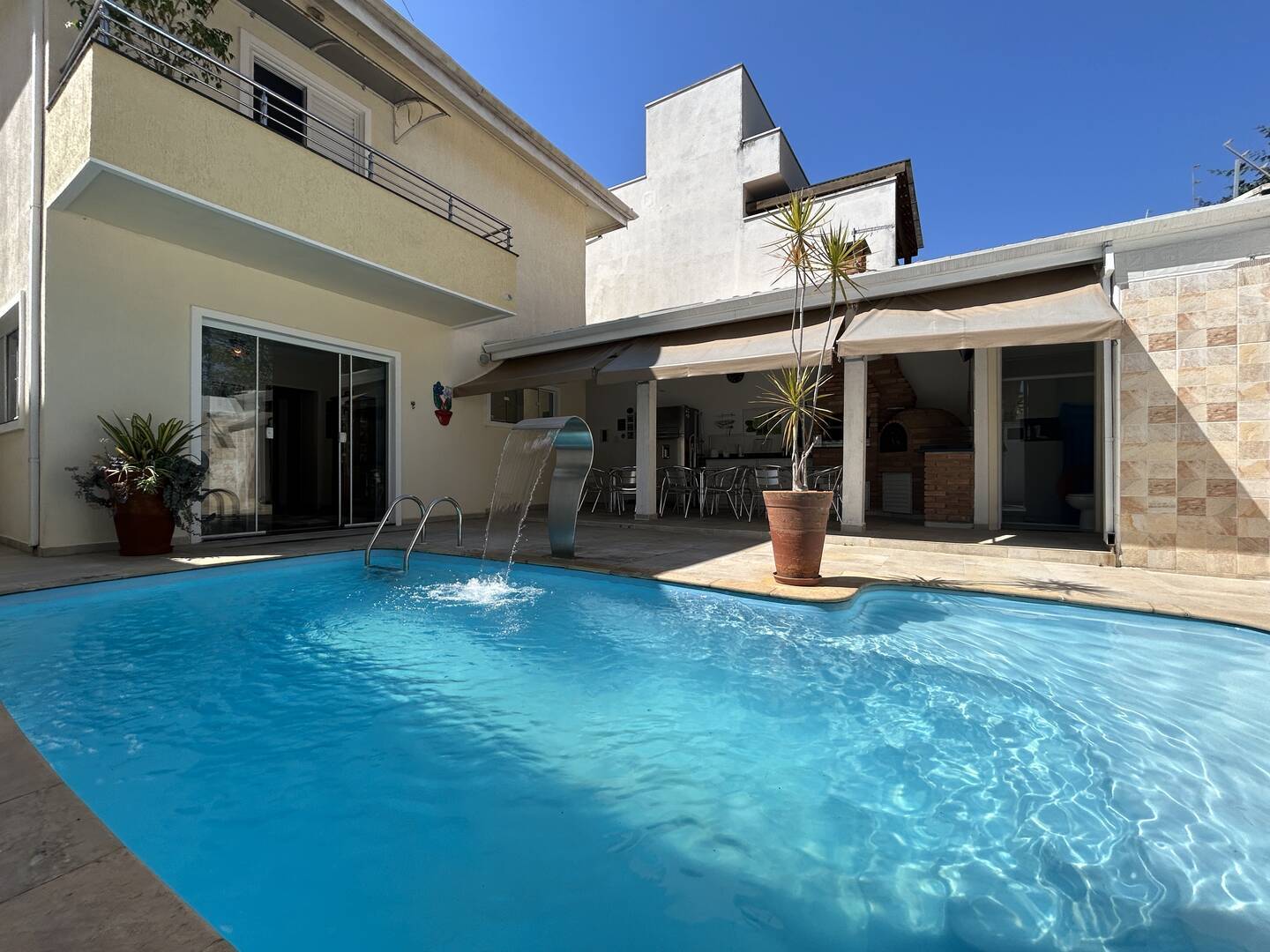 CASA COM 3 QAURTOS NO CONDOMINIO CAMPOS DO CONDE I EM TREMEMBÉ-SP.