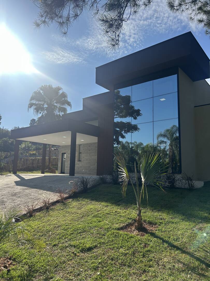 Casa térrea com 4 suítes no Condomínio Chácaras Cataguá em Taubaté