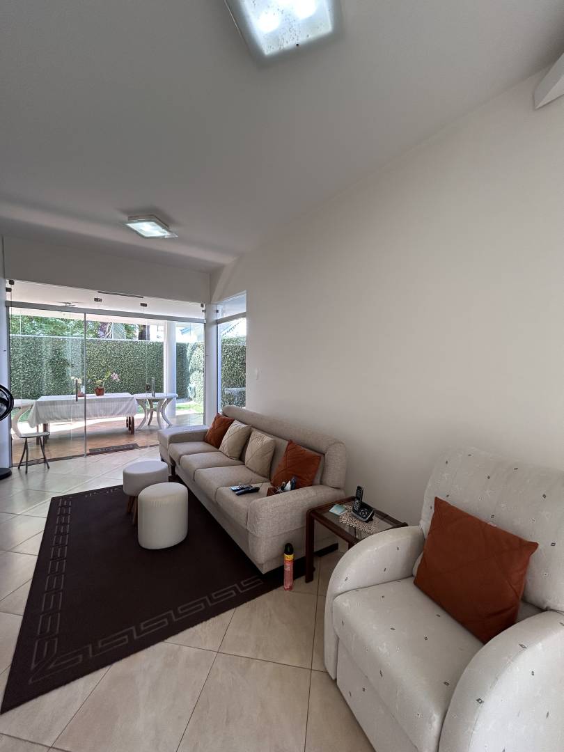 Casa com 3 suítes e arquitetura atemporal no Condomínio Taubaté Village