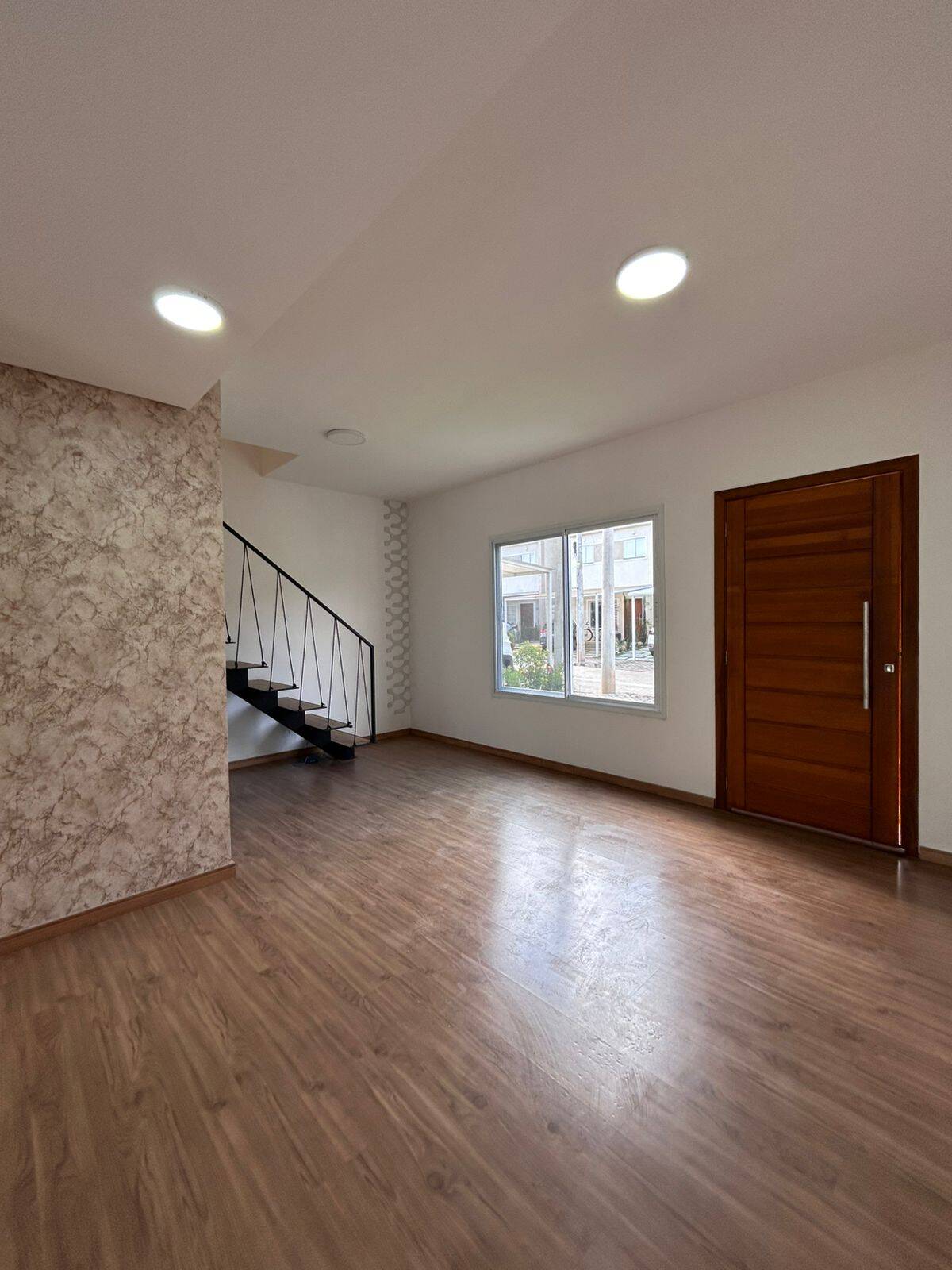 Casa 3 quartos com suíte e quintal no Condomínio Amendoeiras