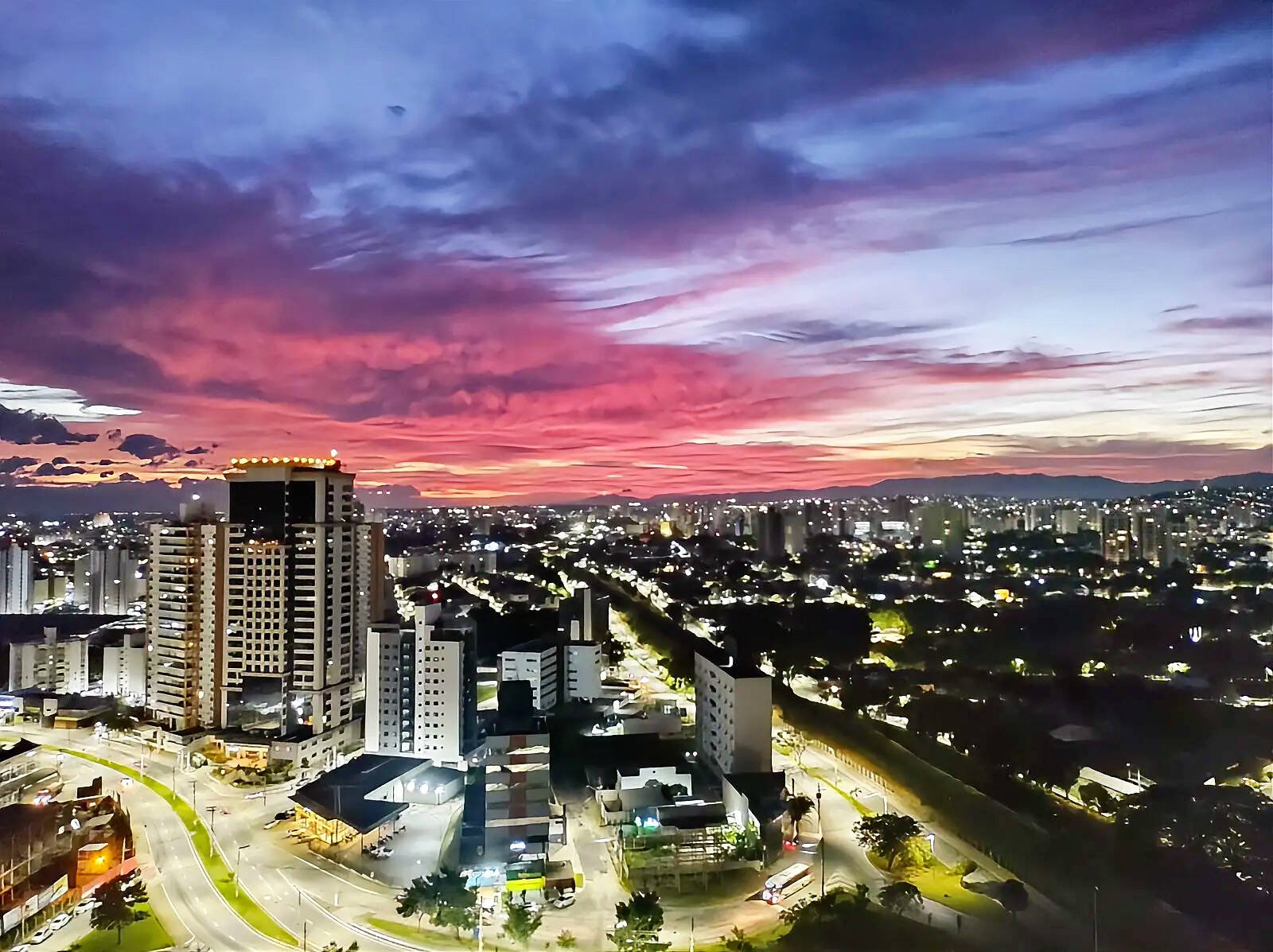 Apartamento 2 quartos com suíte e planejados no Edifício Syrah em Taubaté